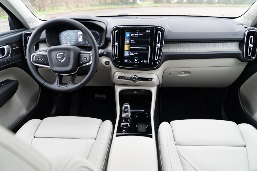 Торпедо Volvo XC40 T5 Plug-in Hybrid Inscription 2020 года  (WW) (фото 6 из 44)